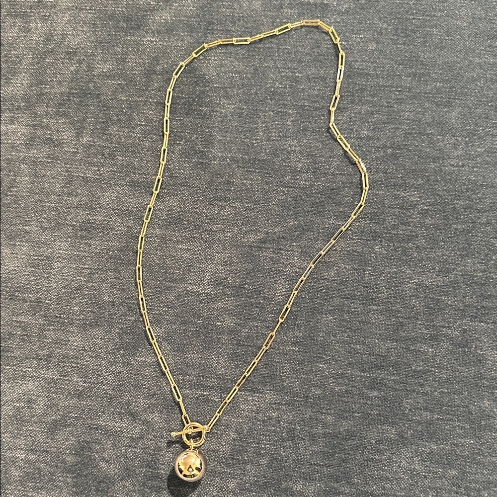 Elegant Gold Pendant Necklace